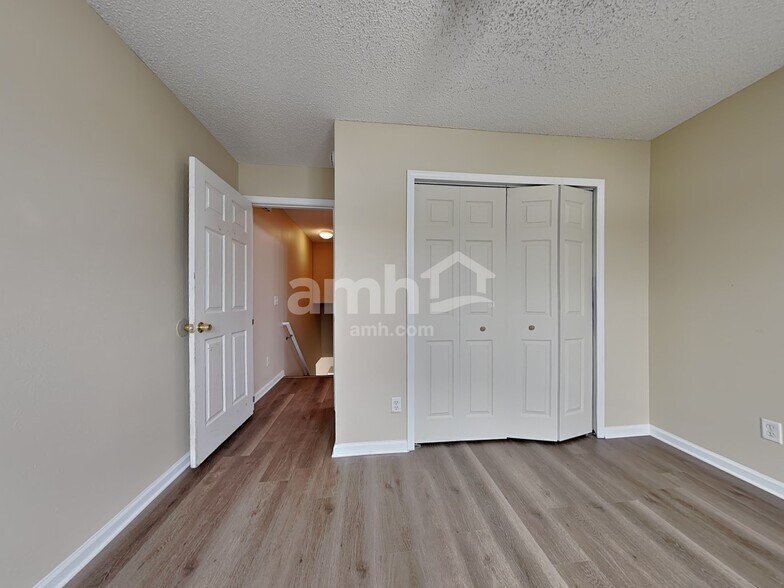 Building Photo - 15 Beacon Ln