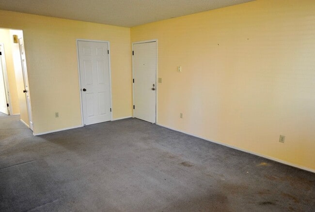 Building Photo - Downstairs unit 2 bed 1 bath