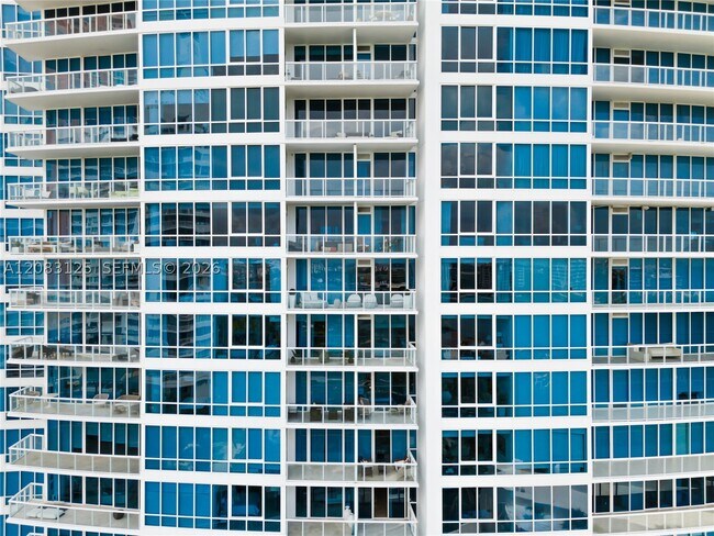 Building Photo - 100 South Pointe Dr