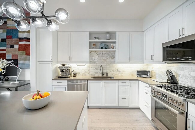 Building Photo - Luxury 1 Bed 1 Bath Condo at The Peloton W...