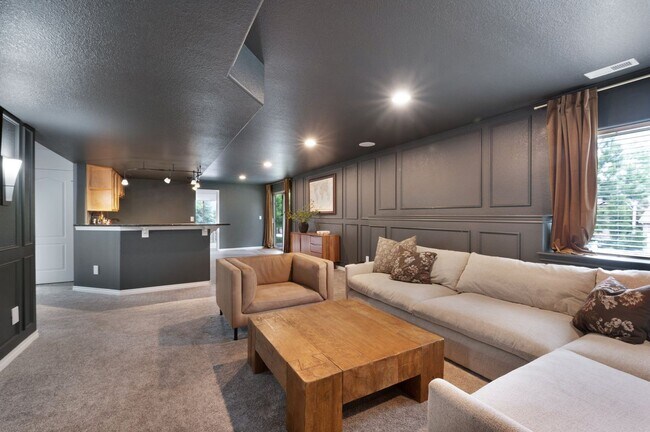 Building Photo - Elegant Mountain-View Retreat in Stone Cro...