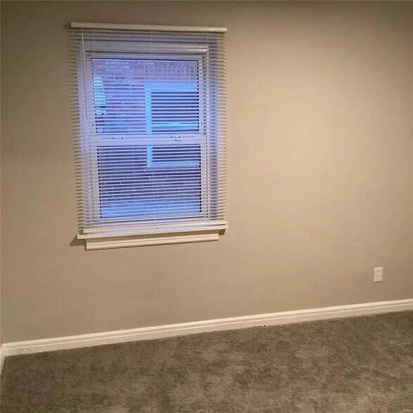 Building Photo - 6827 Roberts Ave