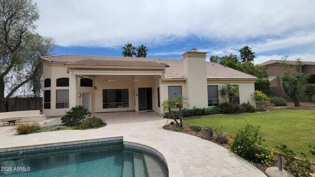 Building Photo - 902 E Desert Flower Ln