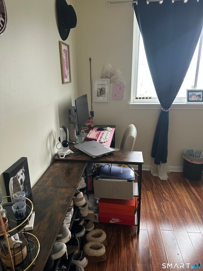 Building Photo - 4 Van Zant St