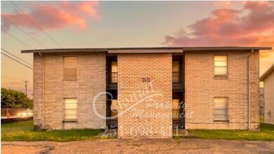 Building Photo - 1315 Quail Cir