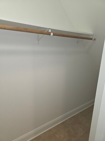 Building Photo - 826 E Capri Dr