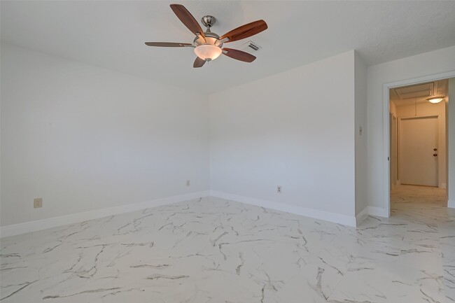 Building Photo - 16015 Surrey Woods Dr