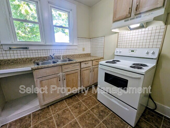 Building Photo - 822 Nuttman Ave
