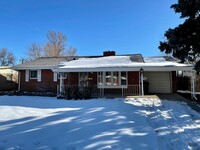 Building Photo - Spacious and Inviting 3 Bedroom 2.5 Bathro...