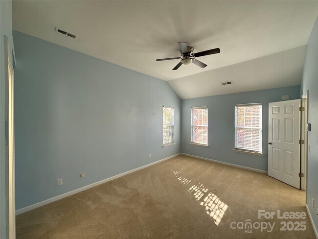 Building Photo - 10016 Highlands Crossing Dr