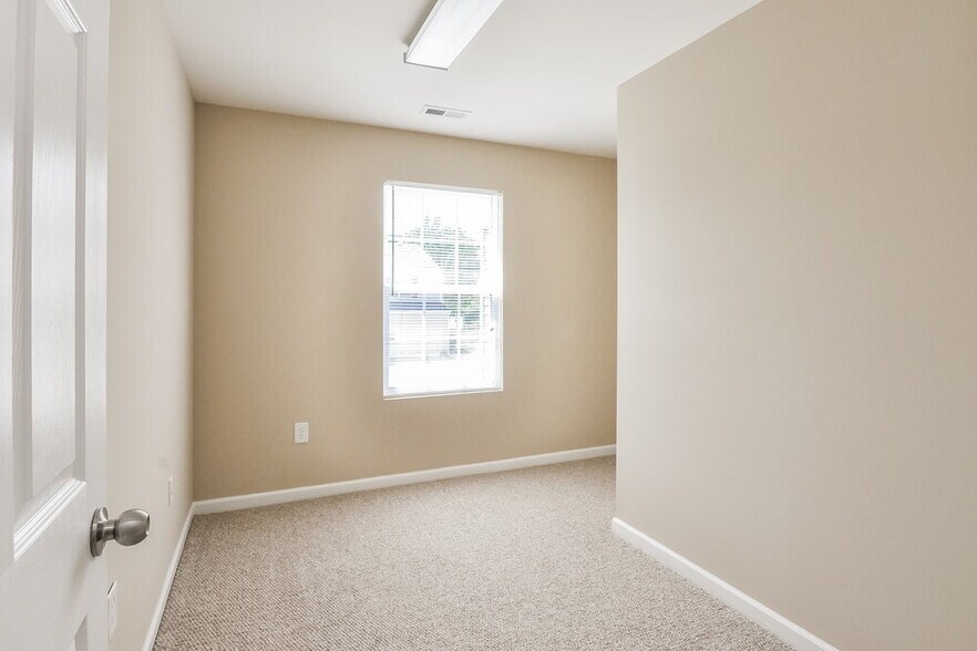 Building Photo - 708 Calavaras Ln