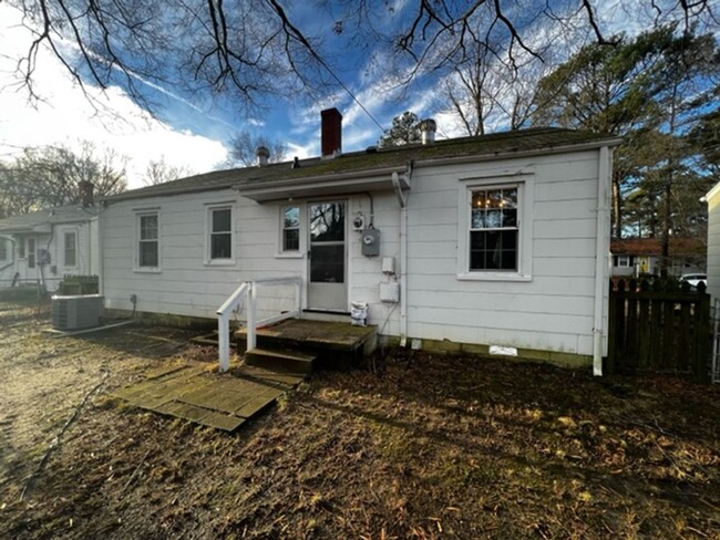 Building Photo - -- 3 BR/ 1 BA Three Bedroom Ranch House