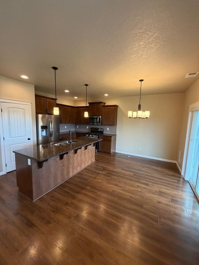 Building Photo - Must See 4 Bedroom!