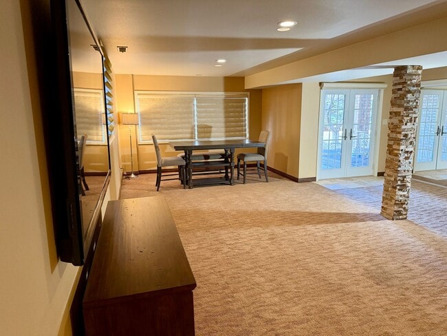 Building Photo - 2 bedroom Golf course Condo
