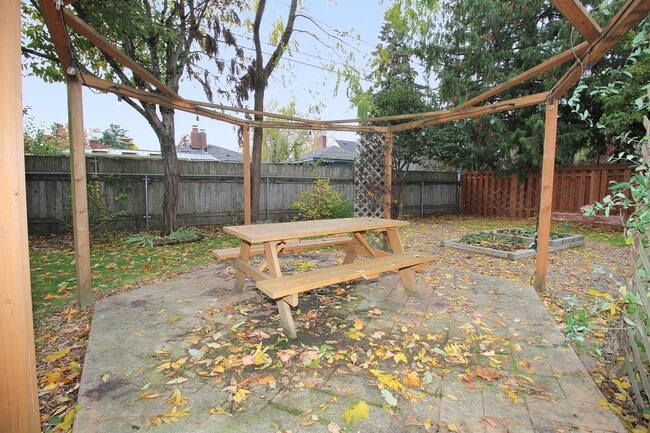 Building Photo - 9020 SE Stephens St