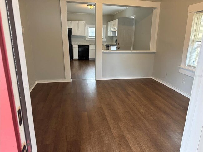 Building Photo - 719 E 8th St