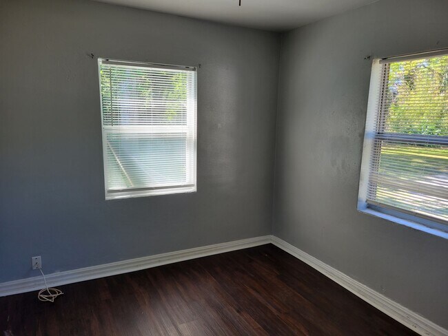 Building Photo - Cute 2 Bedroom