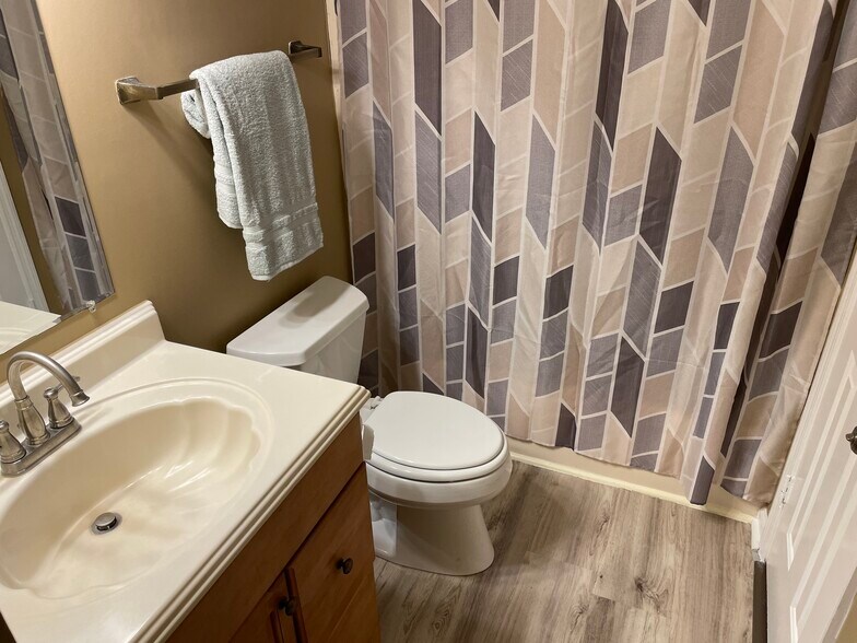 Downstairs full bath - 1010 Hammack Ct