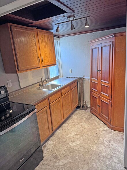 Building Photo - 395 Saint John St