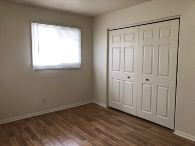 Building Photo - 4825 Lovell Ln