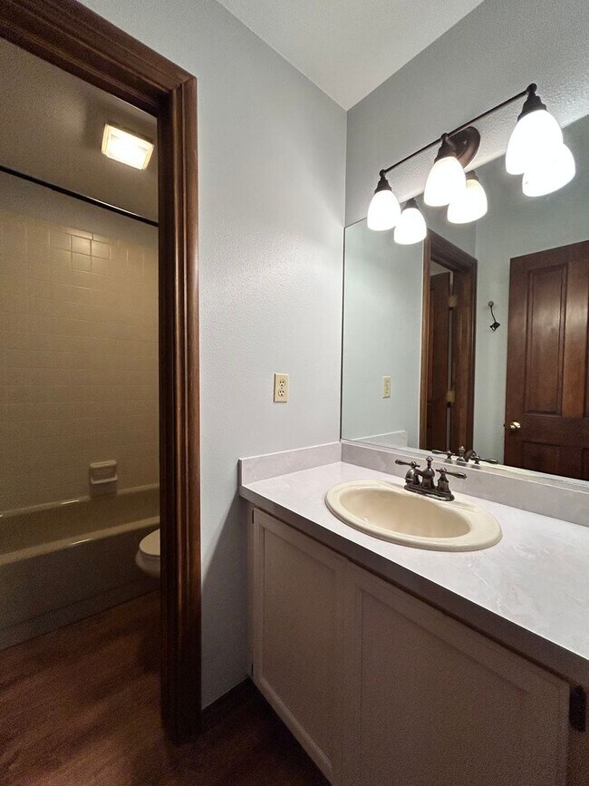 Building Photo - Gorgeous 4 Bedroom Townhome Steps from Boulder Country Club