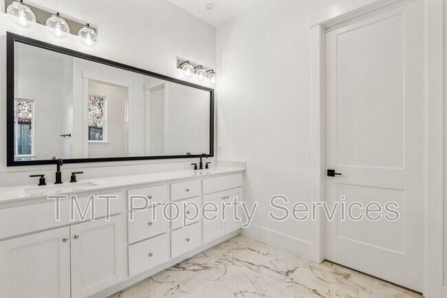 Building Photo - 1007 Bridger Dr