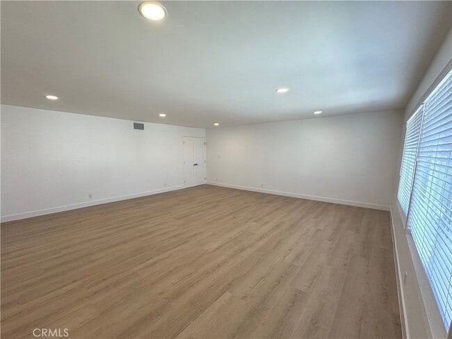 Building Photo - 9872 Kings Canyon Dr