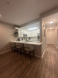 Building Photo - Beautiful Condo walking distance to Grand ...