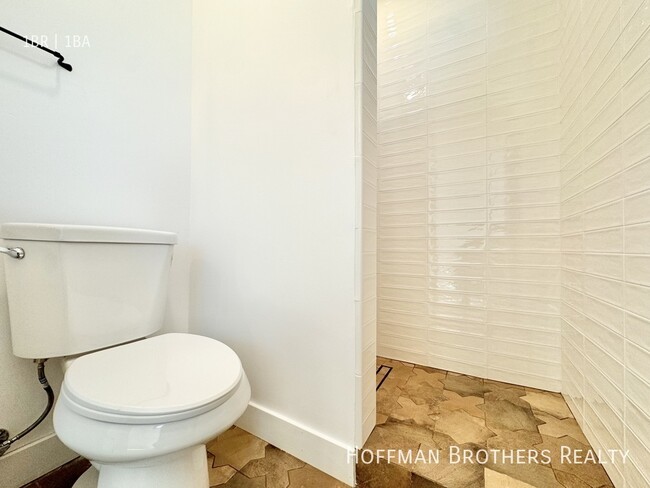 Building Photo - 2818 1/2 S Sycamore Ave-