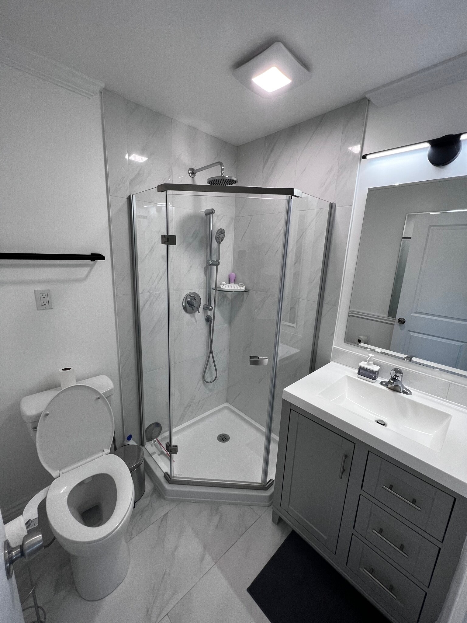 Private bath - 3526 Sanford St