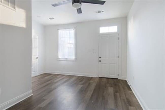 Building Photo - Newly Renovated 1 Bedroom Jewel in Central City!