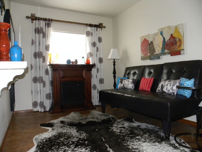 Den/TV Room - 1111 N Auburn Ave