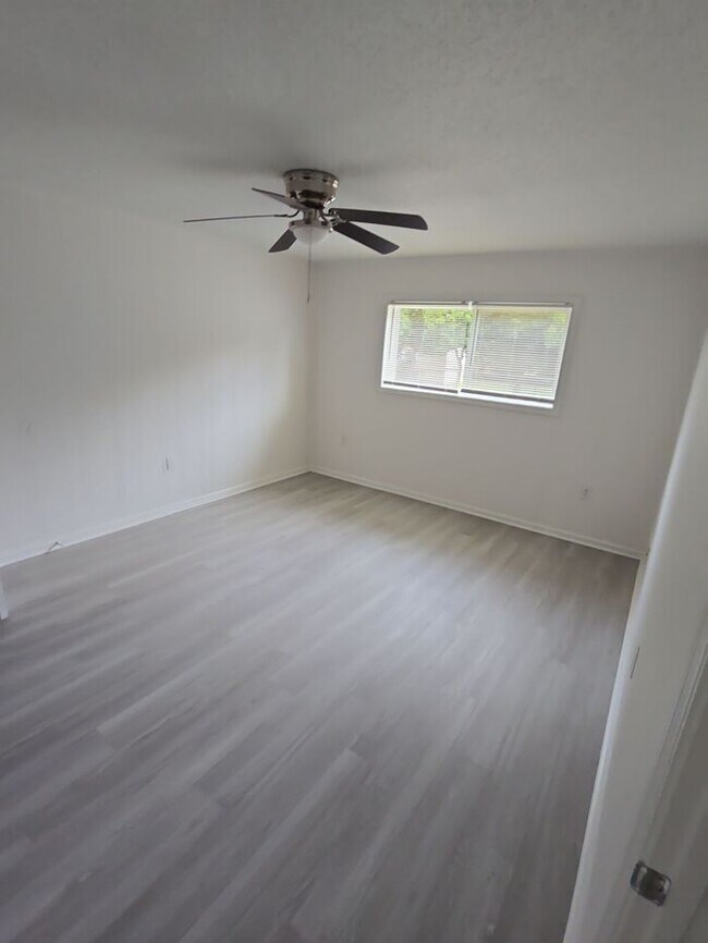 Building Photo - 5008 Clear Creek Dr