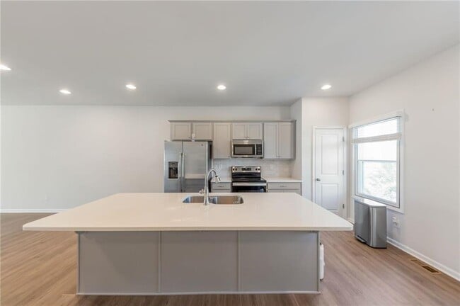 Building Photo - 3625 Hawthorne Terrace