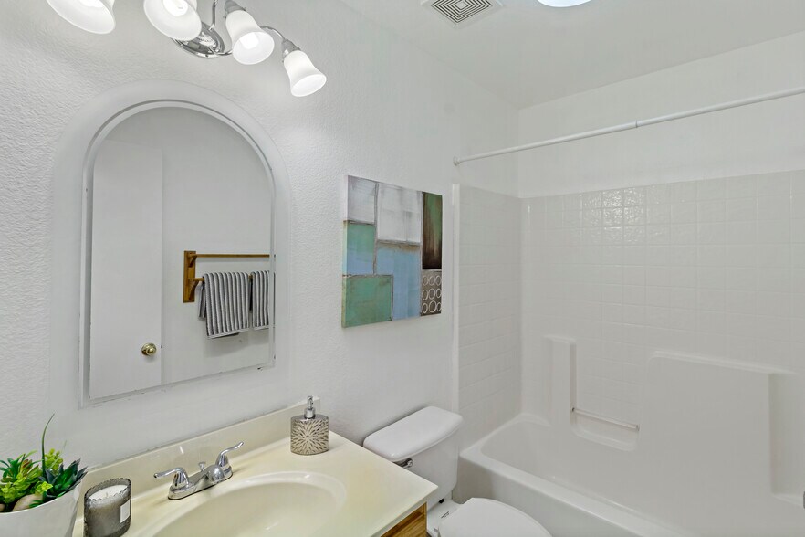 Hallway bath - 278 Havenwood Cir