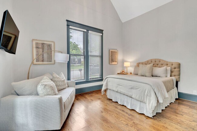 Building Photo - AVAILABLE SEPTEMBER 1ST. Beautifully Restored and FULLY Furnished professionally decorated East N...