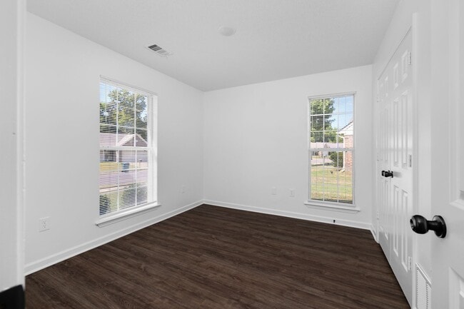Building Photo - Recently renovated 3 bedroom, 2 bathroom h...
