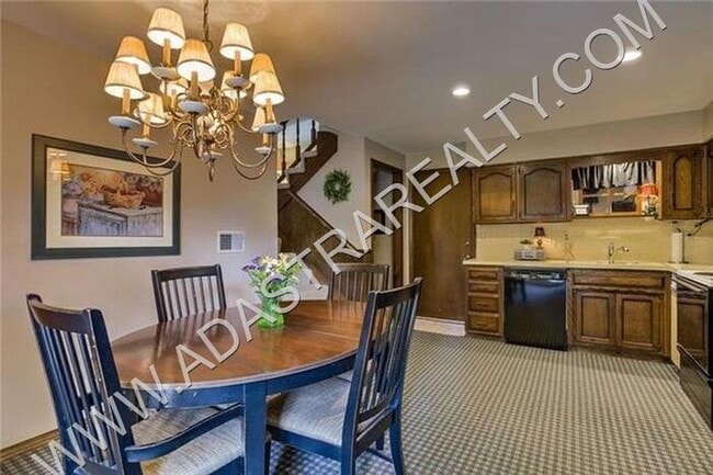 Building Photo - Beautiful Duplex in Olathe-Available in JU...