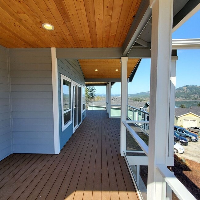 Building Photo - Dog friendly Lakeview 3 Bed: 2Bath w/2 Car...