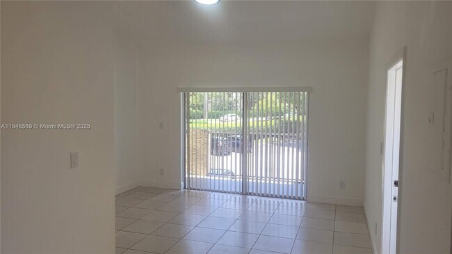 Building Photo - 660 Cypress Club Way
