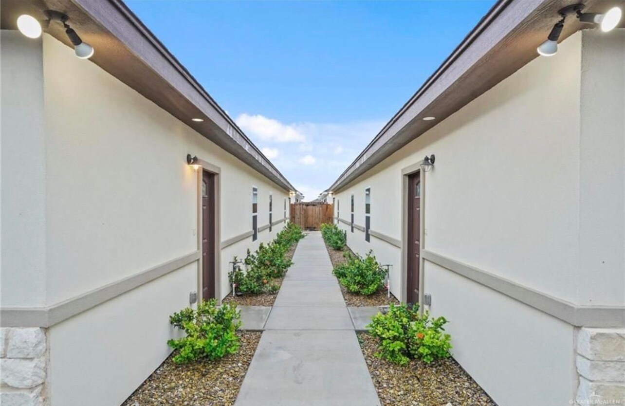 Building Photo - 908 W La Pointe Ave