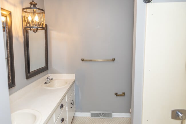 Building Photo - 7887 Kinglet Rd