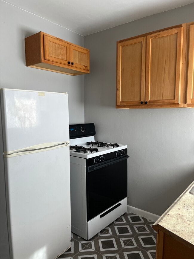 Building Photo - 8170 Valley View Dr