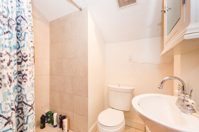 Building Photo - 6 bed in Mission Hill
