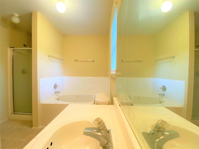 Building Photo - 8026 Golf Green Cir