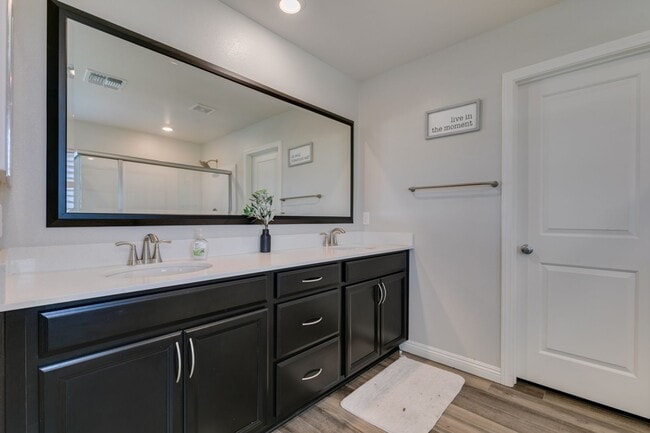Building Photo - Furnished 5-Bedroom Home with Two Primary Suites