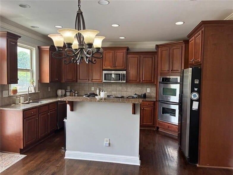 Building Photo - 1880 Manor View