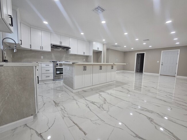 Building Photo - 52641 Avenida Martinez