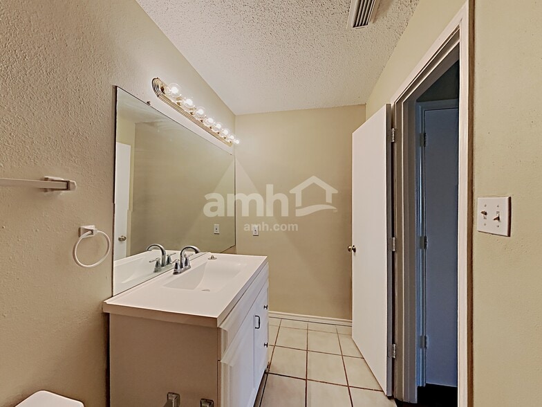 Building Photo - 11011 Victors Hl