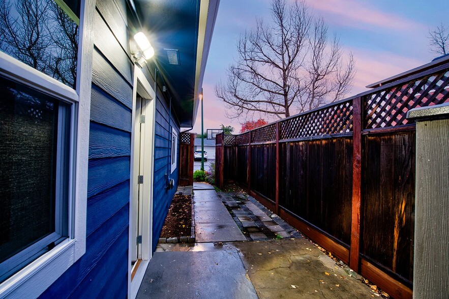 Building Photo - 1351 Eastshore Dr